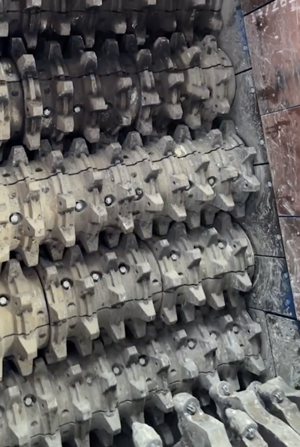 ACR Asphalt Crusher rollers processing material in the crushing chamber